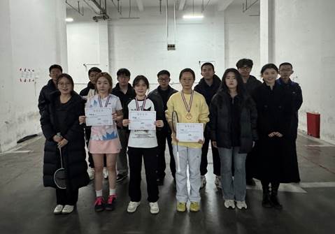 一群人站在室内合影 AI 生成的内容可能不正确。